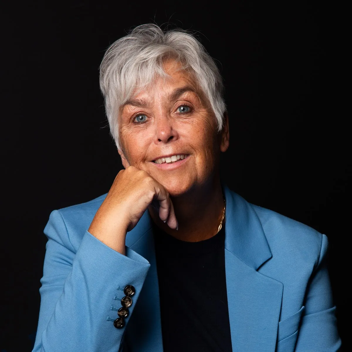 Arlette Vonk, chin on hand, looking straight at the camera