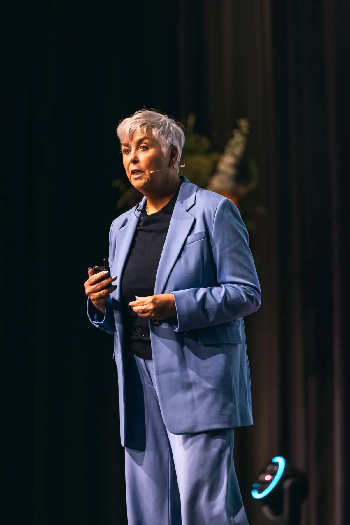 Arlette Vonk on stage in a blue suit